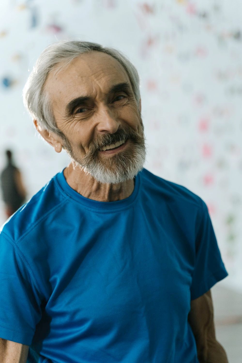 Homme âgé souriant, chaleureux