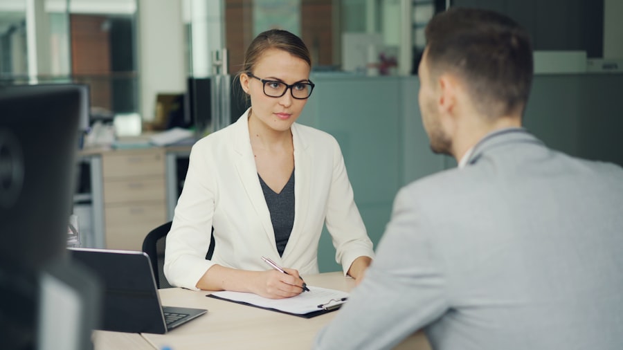 Entretien chaleureux entre deux personnes, symbole du recrutement