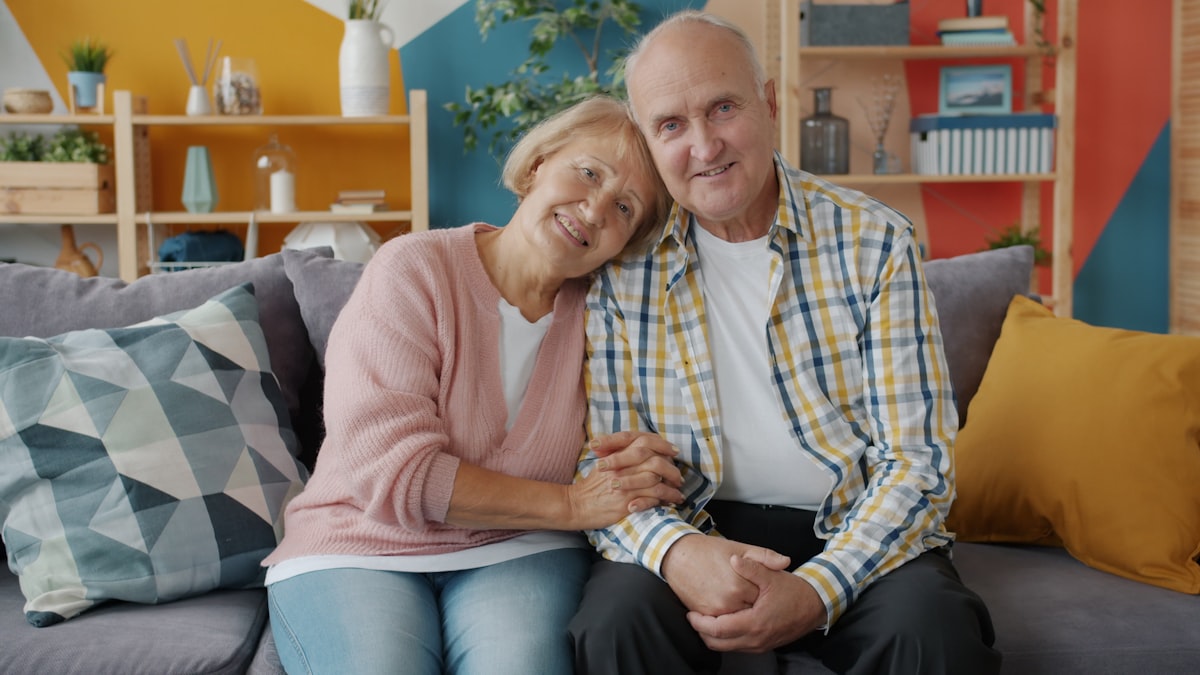 Couple âgé souriant, complicité retrouvée